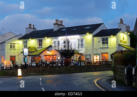 L'Albion pub au crépuscule, Arnside, Cumbria, Angleterre, Royaume-Uni Banque D'Images