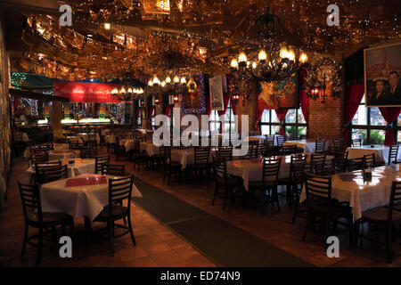 Tôt le matin de l'intérieur de la salle à manger avant de Mi Tierra Restaurant à la place du marché à San Antonio, Texas. Banque D'Images