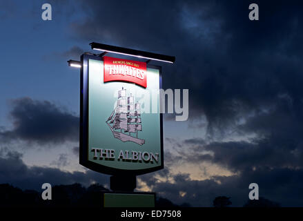 Signe de l'Albion pub au crépuscule, Arnside, Cumbria, Angleterre, Royaume-Uni Banque D'Images