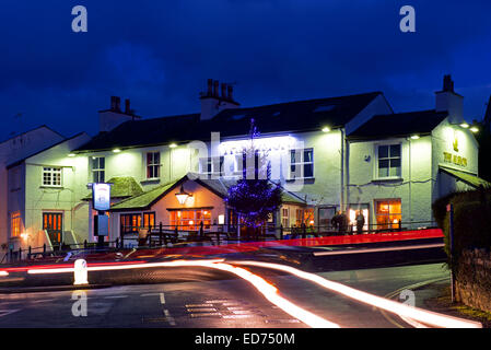 L'Albion pub au crépuscule, Arnside, Cumbria, Angleterre, Royaume-Uni Banque D'Images