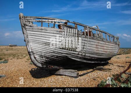 Bateau abandonné sur le bardeau à Dungeness, le seul désert de la Grande-Bretagne Banque D'Images