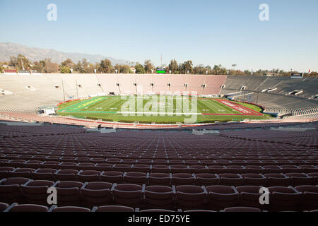 Pasadena, CA. Dec 30, 2014. Champ du Rose Bowl est peint et prêt à aller pour le 101e Rose Bowl game présentée par Northwestern Mutual le jeudi 1er janvier 2015, CA. (Crédit obligatoire : Juan Lainez/MarinMedia.org/Cal Sport Media) (photographe complet, et de crédit requis) © csm/Alamy Live News Banque D'Images