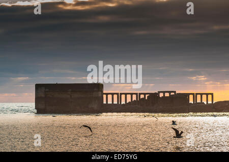 Hastings, East Sussex, Royaume-Uni. 30 décembre 2014. Une journée froide, généralement claire, sur la côte est du Sussex, avec des températures de quelques degrés au-dessus du gel. Ce pourrait être une scène de la Grèce, c'est le mur du port de Old Hastings Banque D'Images