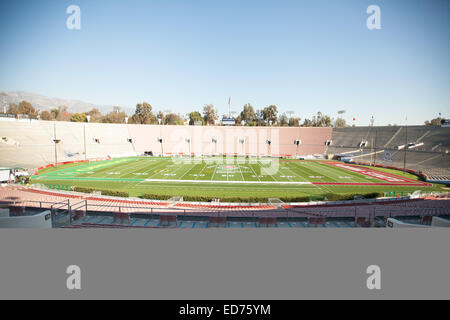 Pasadena, CA. Dec 30, 2014. Champ du Rose Bowl est peint et prêt à aller pour le 101e Rose Bowl game présentée par Northwestern Mutual le jeudi 1er janvier 2015, CA. (Crédit obligatoire : Juan Lainez/MarinMedia.org/Cal Sport Media) (photographe complet, et de crédit requis) © csm/Alamy Live News Banque D'Images