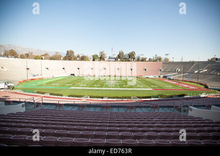 Pasadena, CA. Dec 30, 2014. Champ du Rose Bowl est peint et prêt à aller pour le 101e Rose Bowl game présentée par Northwestern Mutual le jeudi 1er janvier 2015, CA. (Crédit obligatoire : Juan Lainez/MarinMedia.org/Cal Sport Media) (photographe complet, et de crédit requis) © csm/Alamy Live News Banque D'Images