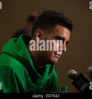 Los Angeles, Californie, USA. Dec 30, 2014. L'Oregon Ducks' gagnant Heisman Tophy quarterback MARCUS MARIOTA répond à des questions au cours d'une conférence de presse Médias Rose Bowl à l'Hôtel de la ville. © csm/Alamy Live News Banque D'Images