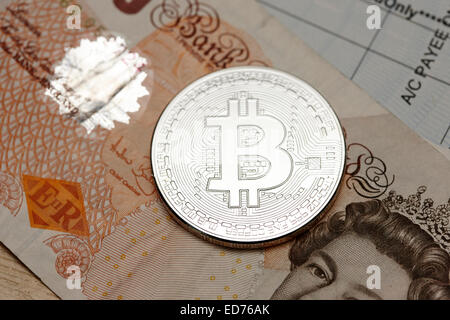 Monnaie virtuelle bitcoin monnaie réelle avec la livre sterling et vérifier Banque D'Images