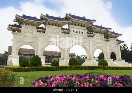 Face à la porte principale de Chiang Kai-shek Memorial Hall à Taipei, Taiwan en plein jour Banque D'Images