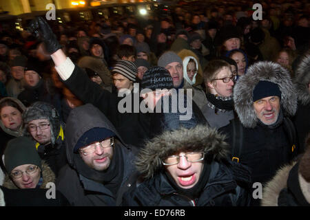 Moscou, Russie. 30 Déc., 2014. Les partisans du chef de l'opposition russe Alexei Navalny tenir un rassemblement non autorisé à Manej square Crédit : Nikolay Vinokourov/Alamy Live News Banque D'Images