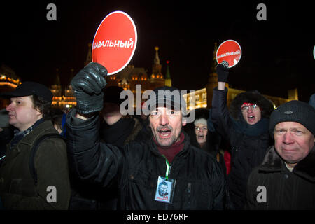 Moscou, Russie. 30 Déc., 2014. Les partisans du chef de l'opposition russe Alexei Navalny tenir un rassemblement non autorisé à Manej square Crédit : Nikolay Vinokourov/Alamy Live News Banque D'Images