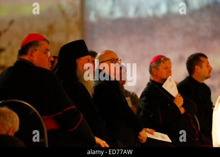 Prague, République tchèque. Le 30 décembre 2014. Le Cardinal Dominik Duka O.P. (À gauche), l'archevêque catholique de Prague, Henryk Tomasik (2e à droite), l'évêque catholique de Lublin en Pologne et d'autres dirigeants locaux de l'église d'écouter la lecture de l'Évangile pendant la prière du soir. Le deuxième jour de la rencontre de Taizé européenne s'est poursuivie avec la prière commune et plusieurs ateliers et discussions de groupe sur divers aspects du christianisme dans le monde d'aujourd'hui. Plusieurs dirigeants de l'église de la Prague et à l'étranger ont assisté à la réunion. Crédit : Michael Debets/Alamy Live News Banque D'Images