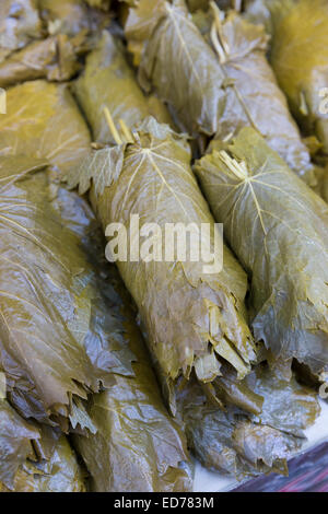 Les feuilles de vigne farcies à l'écran pour la vente au marché alimentaire dans le quartier de Kadikoy côté asiatique d'Istanbul, est de la Turquie Banque D'Images