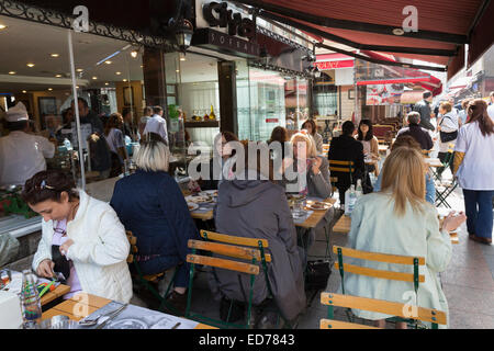 Ciya Sofrasi diners au restaurant turc par marché alimentaire dans le quartier de Kadikoy sur la rive asiatique d'Istanbul, est de la Turquie Banque D'Images