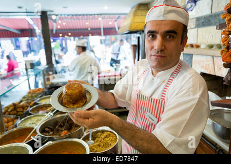 Ciya Sofrasi Chef cuisinier au restaurant servant des spécialités turques ottomanes dans quartier Kadikoy côté asiatique d'Istanbul, est de la Turquie Banque D'Images