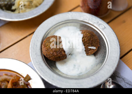 Yaourt à la plaque Falafel Ciya Sofrasi restaurant turc dans le quartier de Kadikoy, Istanbul côté Asiatique est de la Turquie Banque D'Images