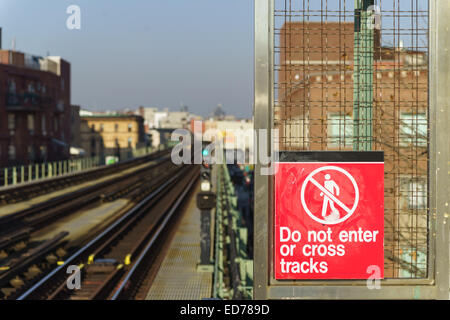 Trajet du matin, passant de Brooklyn à Manhattan à Lorimer Street Station, juste avant de traverser le pont de Williamsburg Banque D'Images