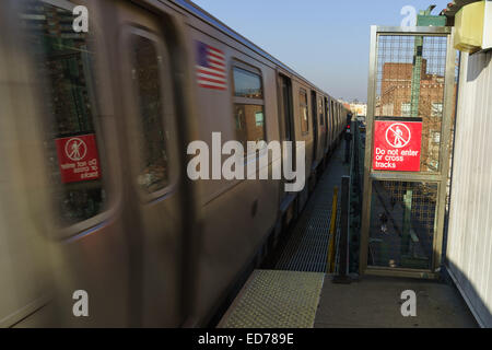 Trajet du matin, passant de Brooklyn à Manhattan à Lorimer Street Station, juste avant de traverser le pont de Williamsburg Banque D'Images