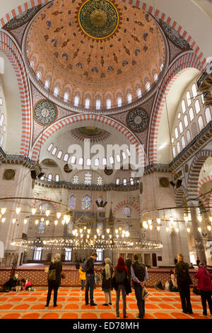 Les touristes portant des foulards à l'intérieur de la mosquée de Soliman à Istanbul, République de Turquie Banque D'Images