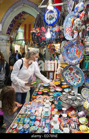 Femme occidentale achat touristique en céramique peint à la main le Grand Bazar, Kapalicarsi, grand marché, Beyazi, Istanbul, Turquie Banque D'Images