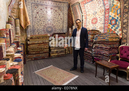 Vendeur de tapis traditionnels turcs tapis dans le Grand Bazar, Kapalicarsi, grand marché, Beyazi, Istanbul, République de Turke Banque D'Images