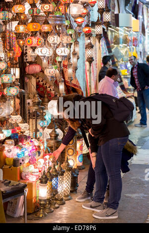 Shopping pour les touristes à l'intérieur des lampes Le Grand Bazar, le grand marché, Kapalicarsi en Beyazi, Istanbul, République de Turquie Banque D'Images