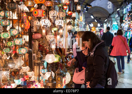 Shopping pour les touristes à l'intérieur des lampes Le Grand Bazar, le grand marché, Kapalicarsi en Beyazi, Istanbul, République de Turquie Banque D'Images