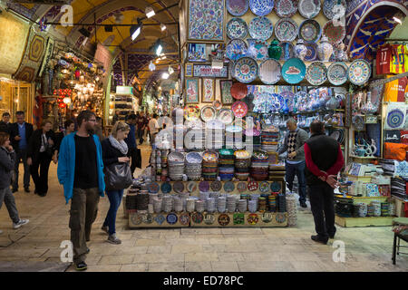 Les touristes de l'ouest du shopping dans le Grand Bazar, le grand marché, Kapalicarsi en Beyazi, Istanbul, Turquie Banque D'Images