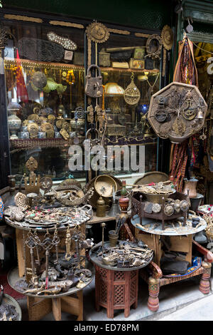 Objets métalliques de magasin d'antiquités à l'intérieur du Grand Bazar, Kapalicarsi, grand marché à Beyazi, Istanbul, Turquie Banque D'Images