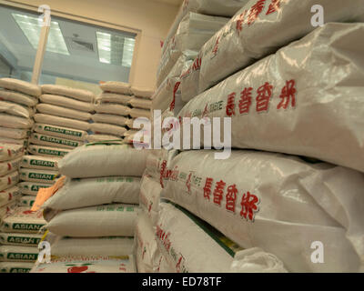 Des sacs de riz sont stockés en tas à un marché Asiatique à Albany, New York. Banque D'Images