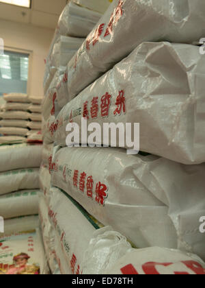 Des sacs de riz sont stockés en tas à un marché Asiatique à Albany, New York. Banque D'Images