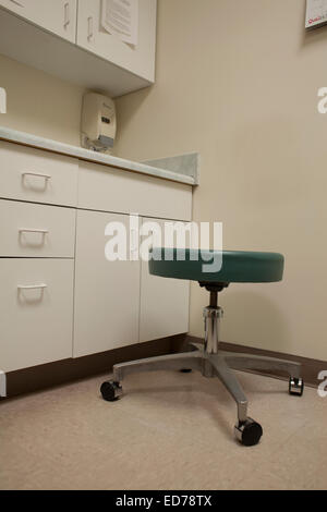 Intérieur de salle d'examen dans une clinique de quartier dans le Massachusetts. Banque D'Images