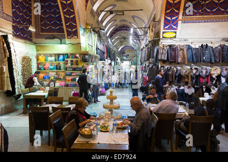 Les gens à manger café cafe Sark Kahvesi à l'intérieur du Grand Bazar, Kapalicarsi, grand marché, Istanbul, Turquie Banque D'Images