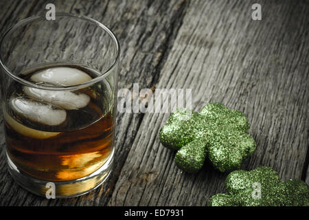 Verre de whisky et les trèfles pour célébrer la St Patrick's Day Banque D'Images