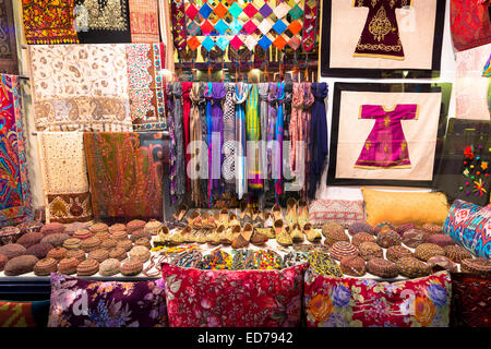 Coussins et foulards turcs musulmans kufi skullcap ou taqiyah (tagiya) dans l'Arasta Bazaar, Sultanahmet, Istanbul, Turquie Banque D'Images