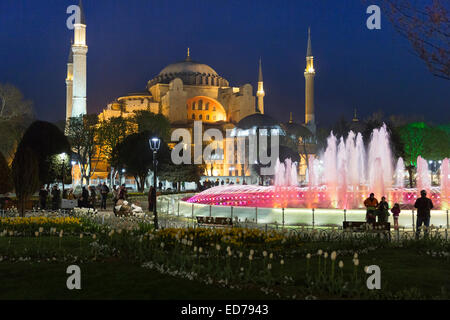 Sainte-sophie mosquée musulmane museum et Hippodrome Atmeydani fontaine illuminée la nuit, Istanbul, Turquie Banque D'Images