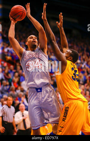 30 décembre 2014 : Perry Ellis # 34 de la Kansas Jayhawks tire sur les mains de Jimmy Hall # 35 de la Kent State Golden Flashes à mi-chemin dans la première moitié au cours de la jeu de basket-ball de NCAA entre le Kent State Golden clignote et le Kansas Jayhawks à Allen Fieldhouse à Lawrence, KS Banque D'Images