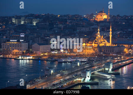 City scene Yeni Camii grande mosquée par Golden Horn du Bosphore, le palais de Topkapi, Sainte-Sophie à Istanbul, République de Turquie Banque D'Images