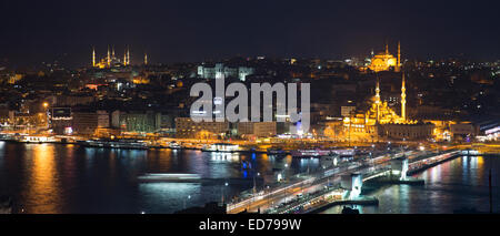 City scene Yeni Camii grande mosquée par Golden Horn du Bosphore, le palais de Topkapi, Sainte-Sophie à Istanbul, République de Turquie Banque D'Images