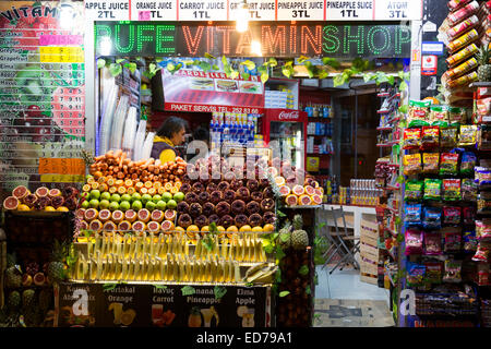 Grocers shop supermarché vendant des produits frais Fruits et légumes locaux à Istanbul, République de Turquie Banque D'Images