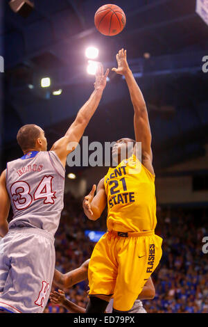 30 décembre 2014 : Perry Ellis # 34 de la Kansas Jayhawks tente de renverse la balle par Khaliq Spicer # 21 de la Kent State Golden Flashes à mi-chemin dans la seconde moitié au cours de la jeu de basket-ball de NCAA entre le Kent State Golden clignote et le Kansas Jayhawks à Allen Fieldhouse à Lawrence, KS Banque D'Images