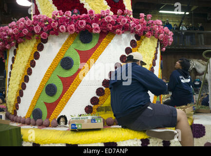 Pasadena, Californie, USA. Dec 30, 2014. Les bénévoles décorer une Rose Parade float sur Mardi, 30 décembre 2014, à Pasadena, Californie, à titre de bénévoles et les travailleurs continuent de travailler sur les flotteurs pour le 126e Tournoi de Roses défilent le jour de l'An.Arorizo ARORIZO © Armando ARMANDO/Prensa Internacional/ZUMA/Alamy Fil Live News Banque D'Images