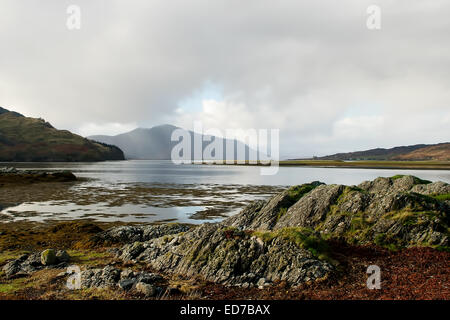 La vue depuis le château d'Eilean Donan dans les Highlands d'Ecosse. Banque D'Images