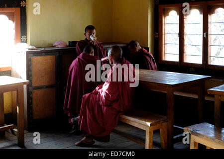 Novices bouddhistes dans la salle à manger du Tamshing Lakhang officiellement le temple Lhendup Tamshing Chholing (Temple du bon message) ou Tamzhing Lhundrup construit en 1501 par Pema Lingpa et considéré comme le plus important au Bhoutan Nyingma goemba situé dans le district central de Bumthang Bhoutan Banque D'Images