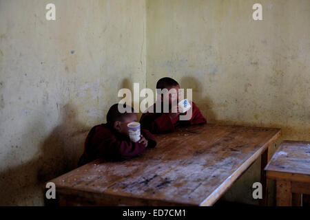 Novices bouddhistes dans la salle à manger du Tamshing Lakhang officiellement le temple Lhendup Tamshing Chholing (Temple du bon message) ou Tamzhing Lhundrup construit en 1501 par Pema Lingpa et considéré comme le plus important au Bhoutan Nyingma goemba situé dans le district central de Bumthang Bhoutan Banque D'Images