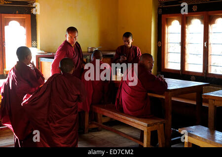 Novices bouddhistes dans la salle à manger du Tamshing Lakhang officiellement le temple Lhendup Tamshing Chholing (Temple du bon message) ou Tamzhing Lhundrup construit en 1501 par Pema Lingpa et considéré comme le plus important au Bhoutan Nyingma goemba situé dans le district central de Bumthang Bhoutan Banque D'Images