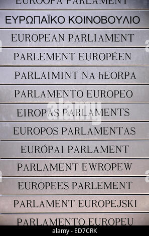Bruxelles / Bruxelles, Belgique. Bâtiment du Parlement européen (1993) signe Multilinguage - "Parlement européen" dans toutes les langues Banque D'Images