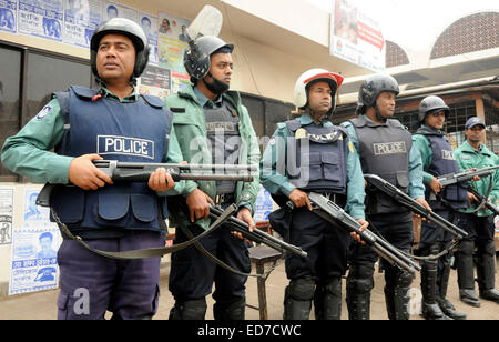 Dhaka, Bangladesh. 31 Dec, 2014. Policiers bangladais montent la garde sur une rue pendant la grève nationale, à Dhaka, Bangladesh, le 31 décembre 2014. Le plus grand parti islamiste au Bangladesh Jamaat-e-Islami a appelé une grève nationale mercredi et jeudi pour protester contre la condamnation à mort à son chef pour les crimes de guerre contre l'humanité pendant la guerre de libération du pays en 1971. © Shariful Islam/Xinhua/Alamy Live News Banque D'Images