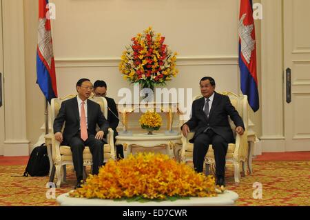 Phnom Penh, Cambodge. 31 Dec, 2014. Le Premier ministre cambodgien Hun Sen (R) rencontre avec le Conseiller d'Etat chinois Yang Jiechi à Phnom Penh, Cambodge, le 31 décembre 2014. © Li Hong/Xinhua/Alamy Live News Banque D'Images