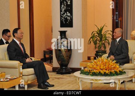 Phnom Penh, Cambodge. 31 Dec, 2014. Le Roi cambodgien Norodom Sihamoni (R) rencontre avec le Conseiller d'Etat chinois Yang Jiechi à Phnom Penh, Cambodge, le 31 décembre 2014. © Li Hong/Xinhua/Alamy Live News Banque D'Images