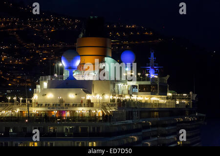 Cunard Queen Victoria à Madère en début de soirée. Banque D'Images